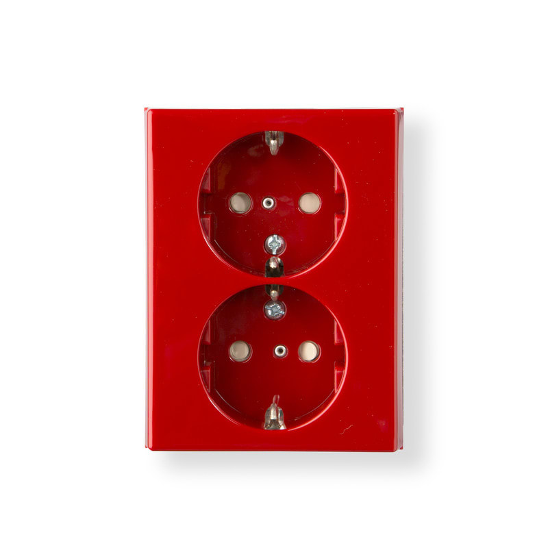 ENSTO - Pistorasia Ensto Intro - 2-os. keskiölevyllä, punainen