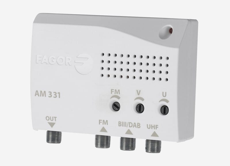 LAATUANTENNI - Pientalovahvistin - 3 IN 1 OUT, FM-VHF-UHF LTE700