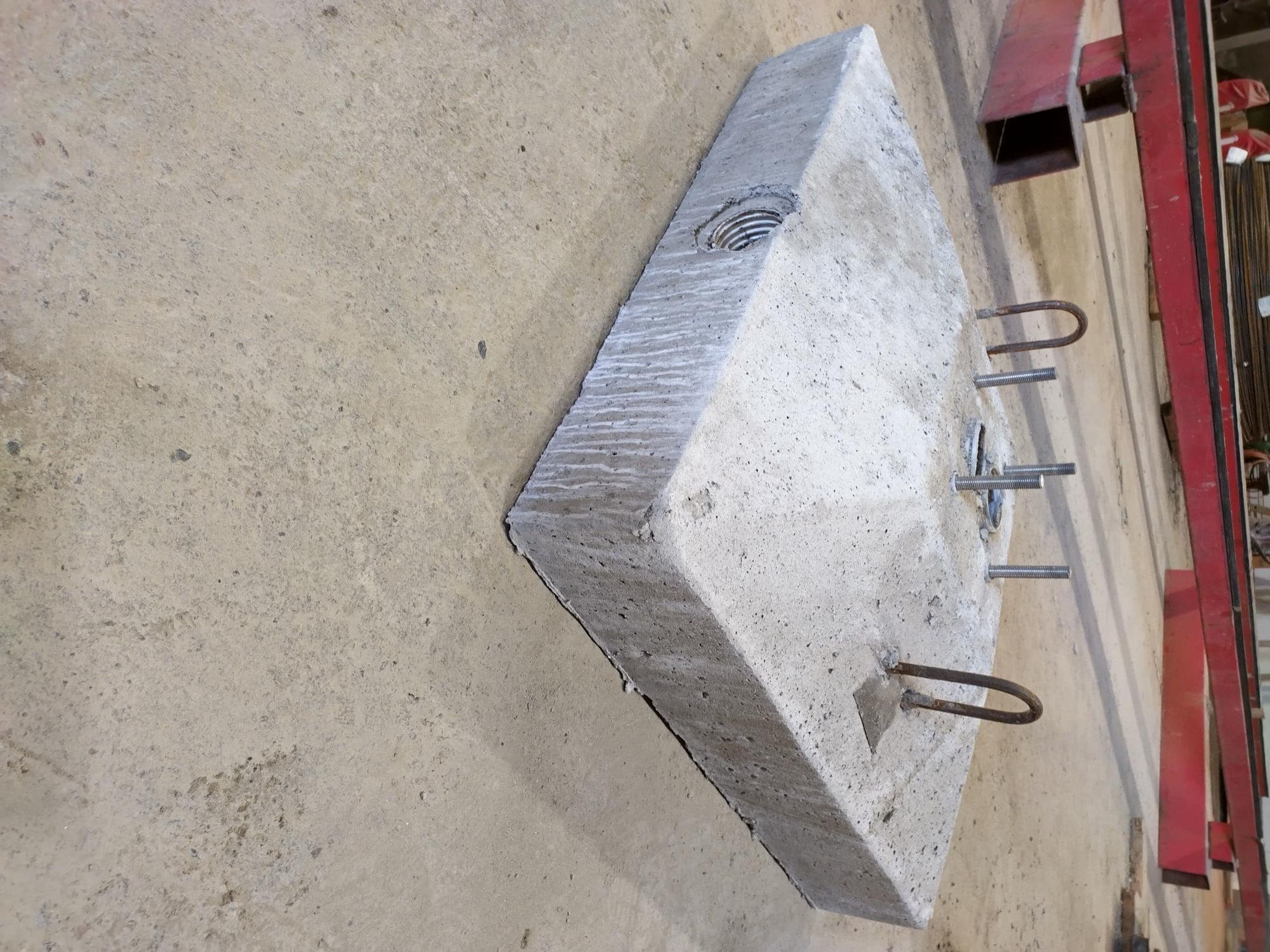 LUJABETONI - Pylväsjalusta - LB-144E symmetrinen