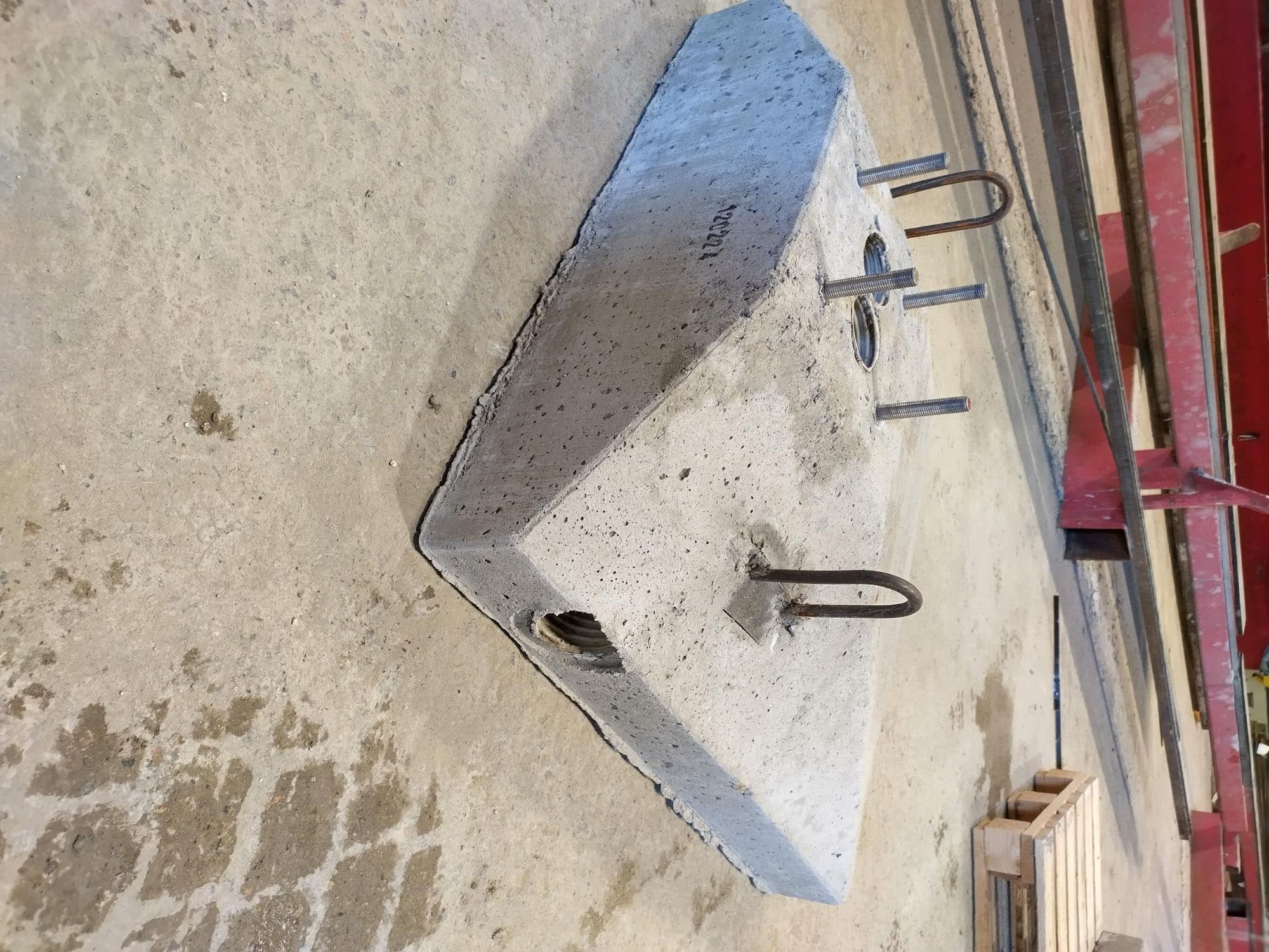 LUJABETONI - Pylväsjalusta - LBE-143E epäsymmetrinen